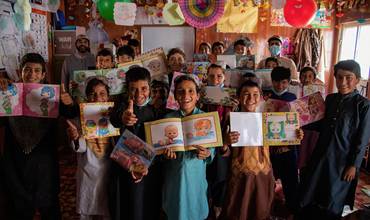 Un grupo de niños en un campamento de desplazados de Herat