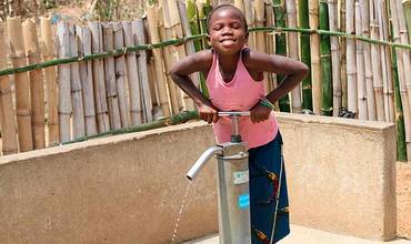 UNICEF hizo un pozo en su aldea y Seny Lamah, de 12 años, ya no tiene que enfrentarse a las serpientes para obtener agua limpia y segura.