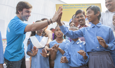 Fernando Alonso con los niños de India