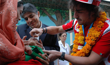 Fernando Alonso contra la polio en India