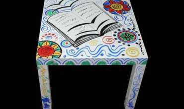 Subasta de mesas LACK decoradas por personalidades del arte y la cultura