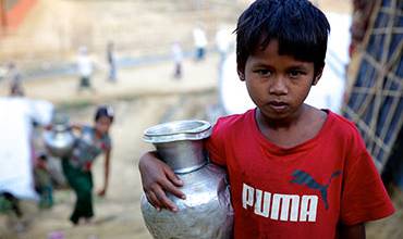 Uno de los 520.000 niños rohingya amenazados por los huracanes en Bangladesh