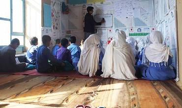 Estudiantes en aula con profesor Sadiq en Daykundi, Afganistán