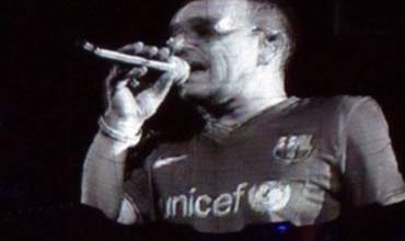 BONO emociona en el Camp Nou con la camiseta de UNICEF