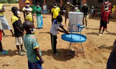Niños de Burkina Faso se lavan las manos en la escuela