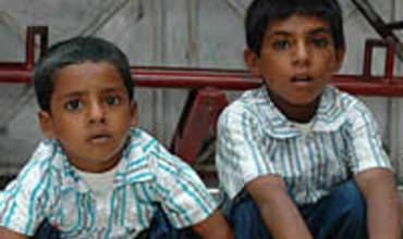 LOS NIÑOS JINETES DE CAMELLOS REGRESAN A CASA