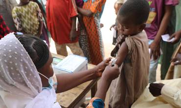 Chad: debajo de un árbol o de casa en casa, pero todos vacunados