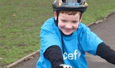 Charlie y la fábrica de solidaridad: la historia del niño inglés que ha recaudado 200.000 euros para UNICEF en Haití