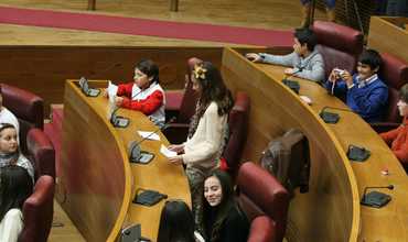 Un centenar de niños participa en las Cortes Valencianas en un foro sobre sus derechos