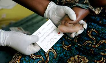 Evitar más infecciones infantiles por VIH/SIDA en África