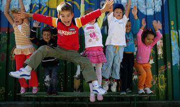 RUMANÍA 2007: Un grupo de niños y niñas juegan en un patio de juegos en Bucarest