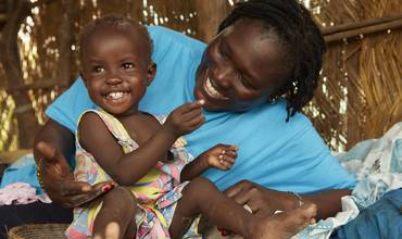 Una nutrionista de UNICEF en Sudán del Sur junto a la bebé Adut