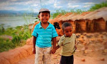 Sitraka y Miranto en su aldea de Madagascar