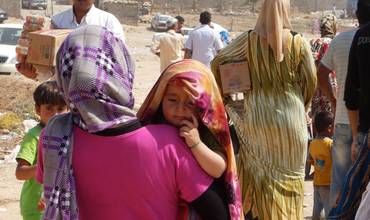 Mujeres y niños sirios huyen a Irak