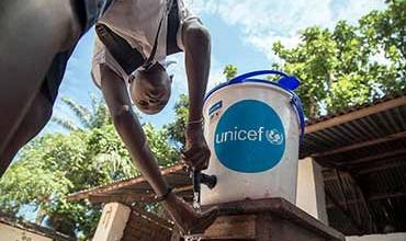 Un niño se lava las manos en uno de nuestros puntos de agua en RDC