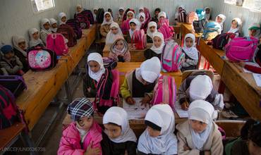 Niñas asisten a clase en un colegio de Saná, en Yemen