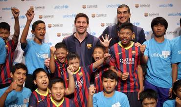 Los jugadores del FC Barcelona Lionel Messi y José Manuel Pinto comparten sus habilidades futbolísticas con jóvenes con discapacidad 