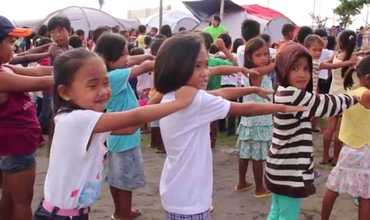 Filipinas: los niños vuelven a la escuela tras el tifón