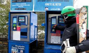 Esquiador deposita su forfait en el cajero de UNICEF - Cetursa