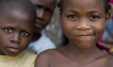 Situar a los niños en el centro de la cooperación española