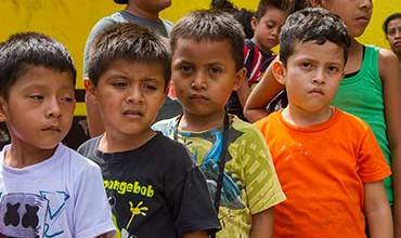 Miles de niños en peligro por la erupción del Volcán de Fuego