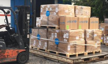 Llegada de ayuda humanitaria al aeropuerto de Puerto Príncipe