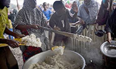 Los centros de alimentación tratan a niños y niñas desnutridos en medio de la hambruna en el sur de Somalia