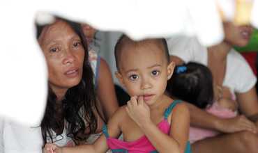 Niña desplazada por el tifón Haiyan en Filipinas