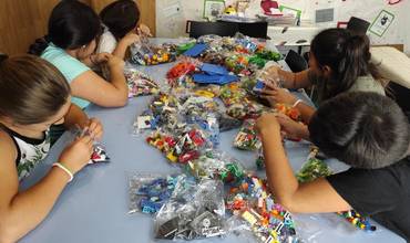 Entregamos 500 cajas de juego a centros de protección donadas por la Fundación LEGO