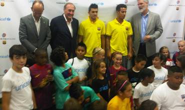 Algunos de los niños de Dallas que participaron en el acto y, de pie de izquierd