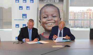 	La aseguradora aportará tres euros por cada uno de los clientes que decidan in