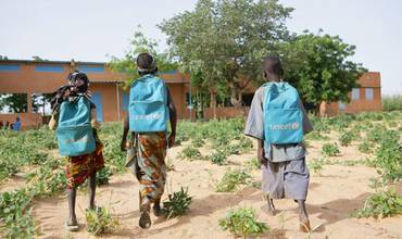 Dos niñas y un niño caminan hacia la escuela en su pueblo, en la región de Maradi (Níger) © UNICEF/NIGB2010-00527/Pirozzi