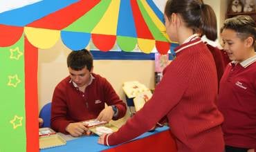 Tómbola solidaria en el Colegio Areteia (Madrid)