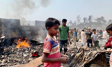 Niños rohingya tras el incendio en el campamento de refugiados de Cox's Bazar