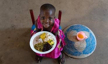 Nakalema Betty, de 3 años, se dispone a comer en Uganda
