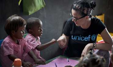 Katy Perry se suma a UNICEF y visita a niños de Madagascar
