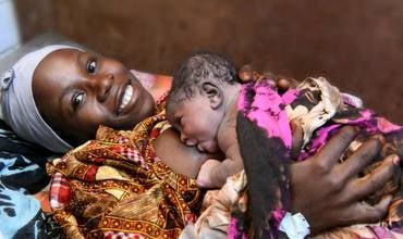 Mensajes engañosos perjudican la lactancia materna 