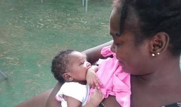 Una mamá y su bebé recién nacida a salvo de la erupción del volcán en San Vicente y las Granadinas