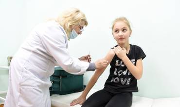Vacunan a Mariana contra el sarampión por primera vez
