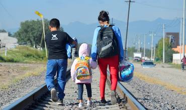 Los niños no deben ser separados de sus familias por su estatus migratorio