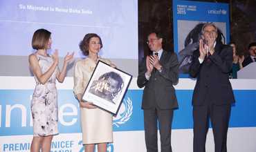 Premios UNICEF España 2015: la Reina Doña Sofía recibe el premio Joaquín Ruiz Jiménez