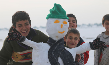 La nieve se convierte en juego y amenaza para los niños sirios