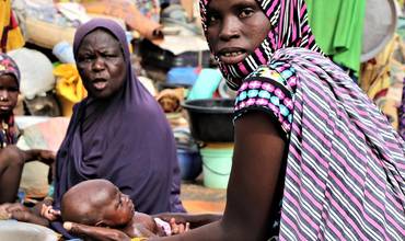 Una madre y su hijo en brazos con desnutrición en Níger