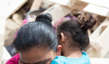 Una madre con su hija en un albergue para familias migrantes en Tijuana, México