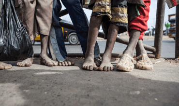Miles de niños y sus familias están atrapados por la inestable situación en Gambia 