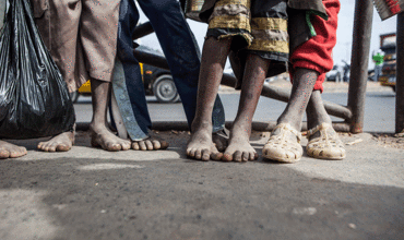 Miles de niños y sus familias están atrapados por la inestable situación en Gambia 