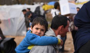 Familias migrantes intentando llegar a Grecia desde Turquía 