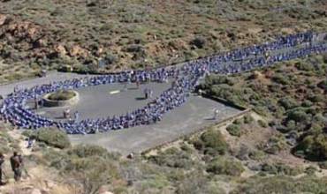 El Teide se pone un lazo para apoyar a la infancia afectada por el sida
