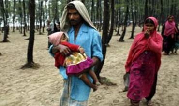 Bangladesh: Tras el paso del ciclón Sidr, muchos niños y niñas necesitan cobijo y alimentos