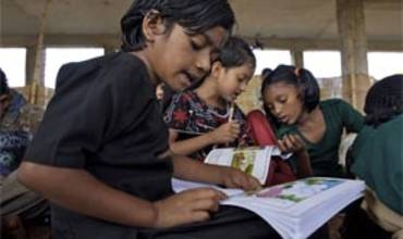 Espacios para niños brindan seguridad para recuperarse tras el ciclón Sidr